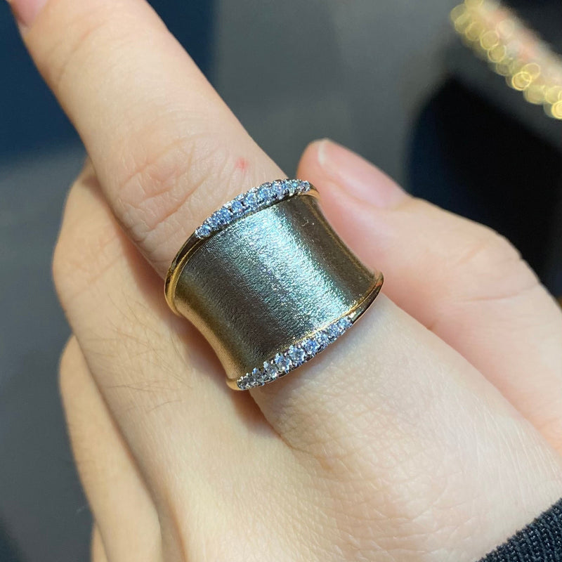 Anel Acetinado com detalhes em Zircônias